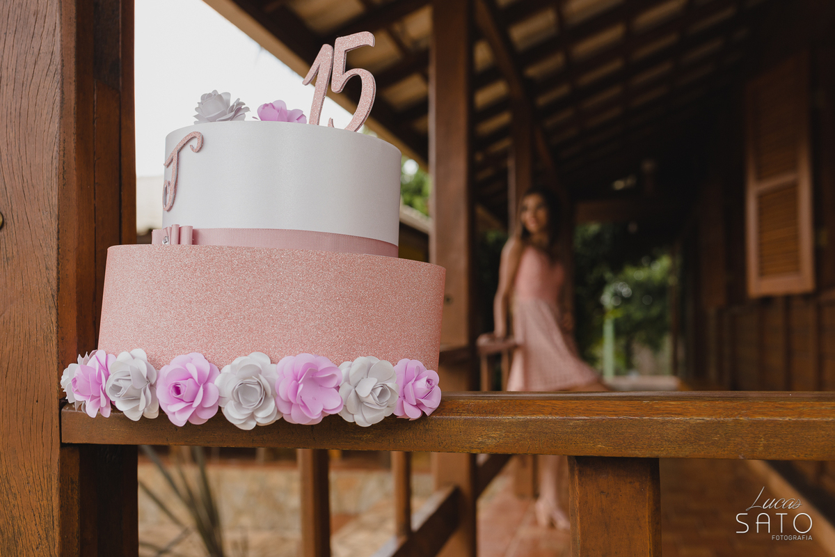 Bolo fake de 15 anos para ensaios em São Gotardo-MG