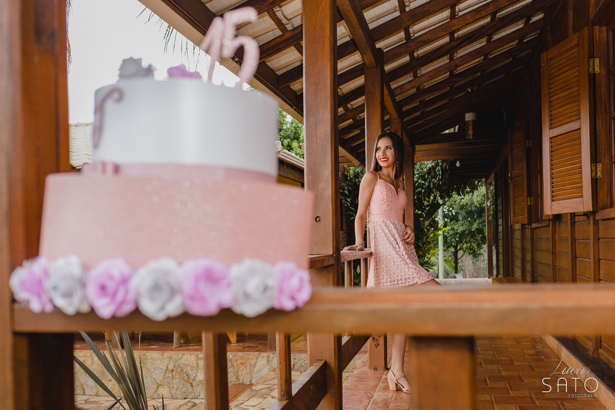 Bolo fake de 15 anos, sensação do momento para acessórios de ensaio de 15 anos realizado em São Gotardo-MG. Sou fotógrafo de ensaio de 15 anos em São Gotardo-MG