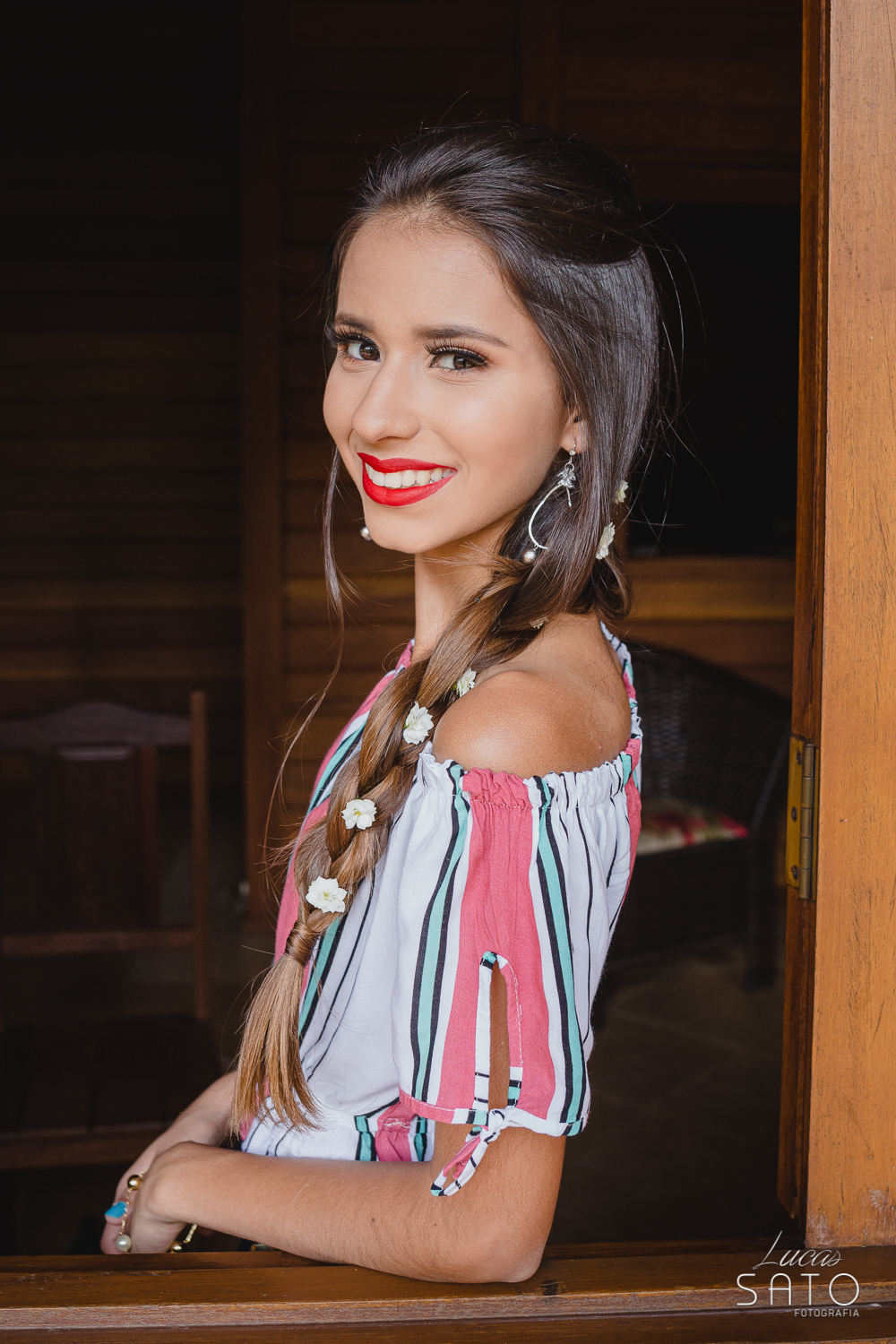Look de cabelo com trança para ensaio de 15 anos. Cabelo com trança e flores brancas para combinar com o vestido ou a roupa. Fotografia de 15 anos realizada em São Gotardo-MG