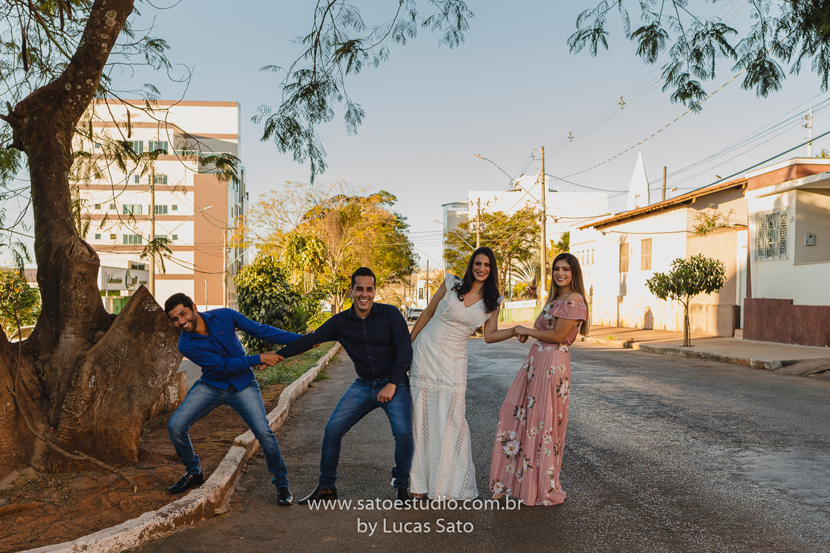 Ensaio de Casamento civil realizado no município de São Gotardo-MG. Vestido para casamento civil e poses para casamento civil.