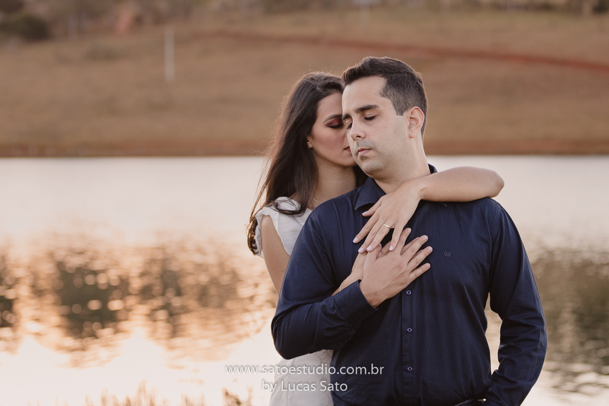 Ensaio de Casamento civil realizado no município de São Gotardo-MG. Vestido para casamento civil e poses para casamento civil. Ensaio descontraído e divertido de casal.