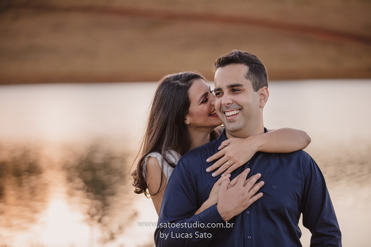 Ensaio de Casamento civil realizado no município de São Gotardo-MG. Vestido para casamento civil e poses para casamento civil. Ensaio descontraído e divertido de casal.