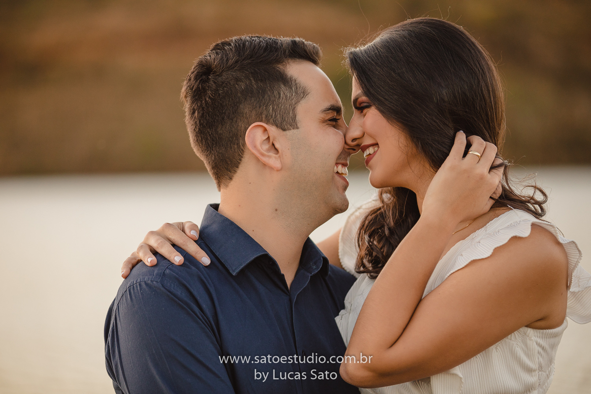 Ensaio de Casamento civil realizado no município de São Gotardo-MG. Vestido para casamento civil e poses para casamento civil. Ensaio descontraído e divertido de casal.