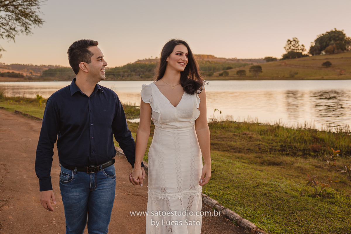 Ensaio de Casamento civil realizado no município de São Gotardo-MG. Vestido para casamento civil e poses para casamento civil. Ensaio descontraído e divertido de casal.
