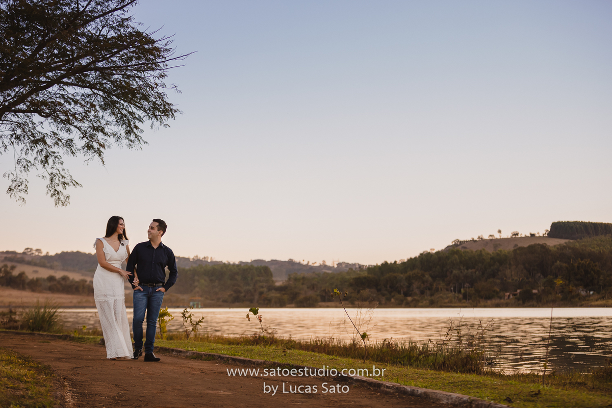 Ensaio de Casamento civil realizado no município de São Gotardo-MG. Vestido para casamento civil e poses para casamento civil. Ensaio descontraído e divertido de casal.
