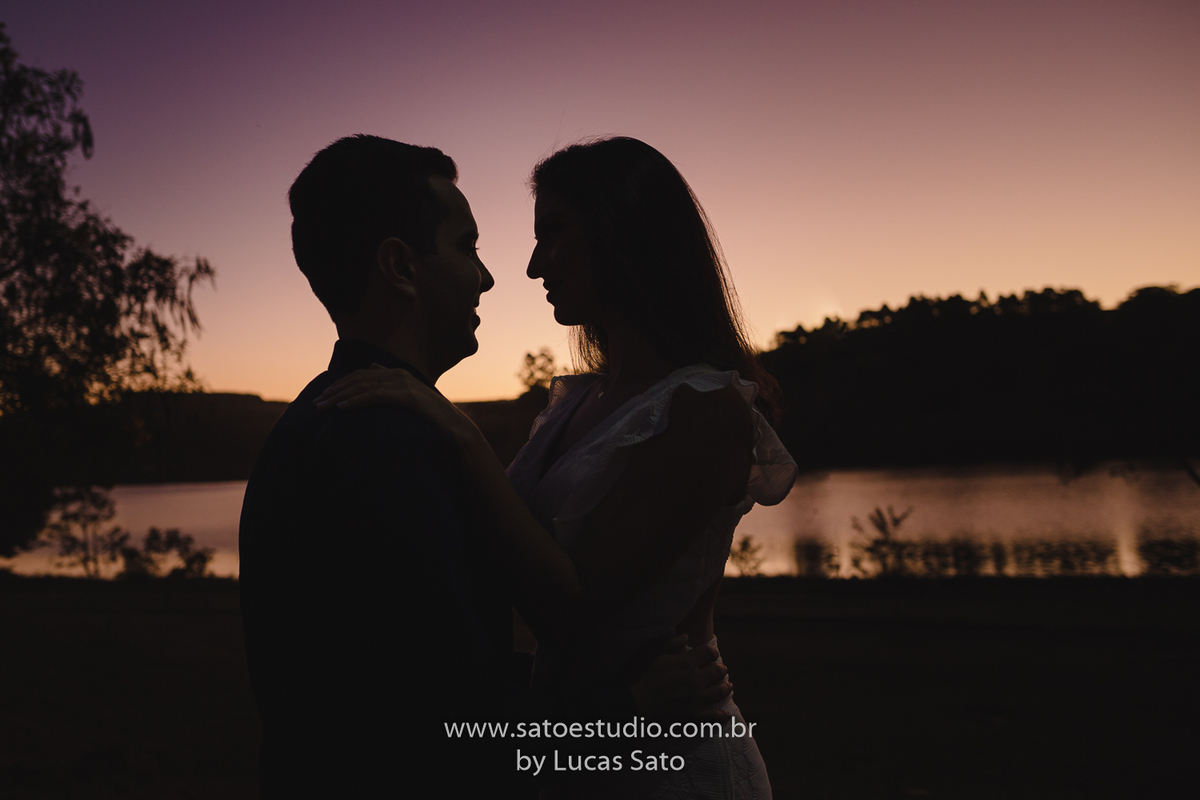 Ensaio de Casamento civil realizado no município de São Gotardo-MG. Vestido para casamento civil e poses para casamento civil. Ensaio descontraído e divertido de casal.