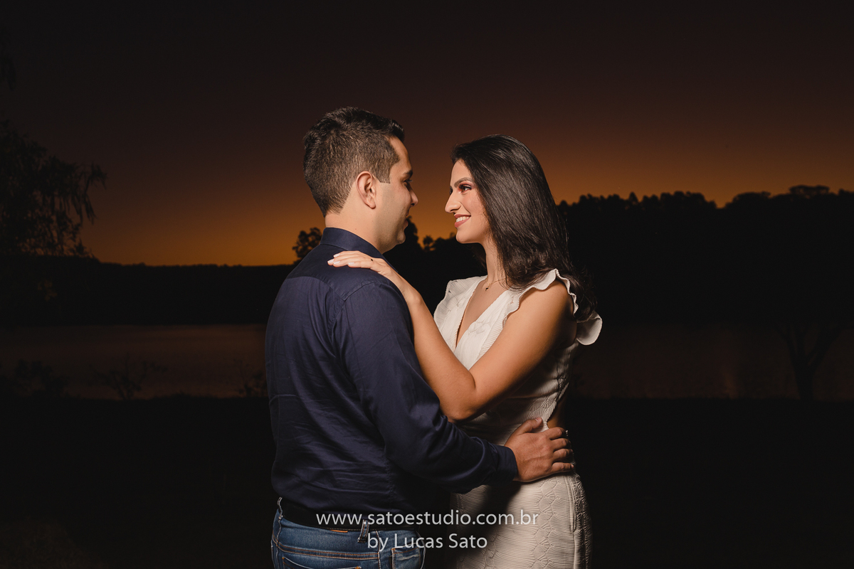 Ensaio de Casamento civil realizado no município de São Gotardo-MG. Vestido para casamento civil e poses para casamento civil. Ensaio descontraído e divertido de casal.