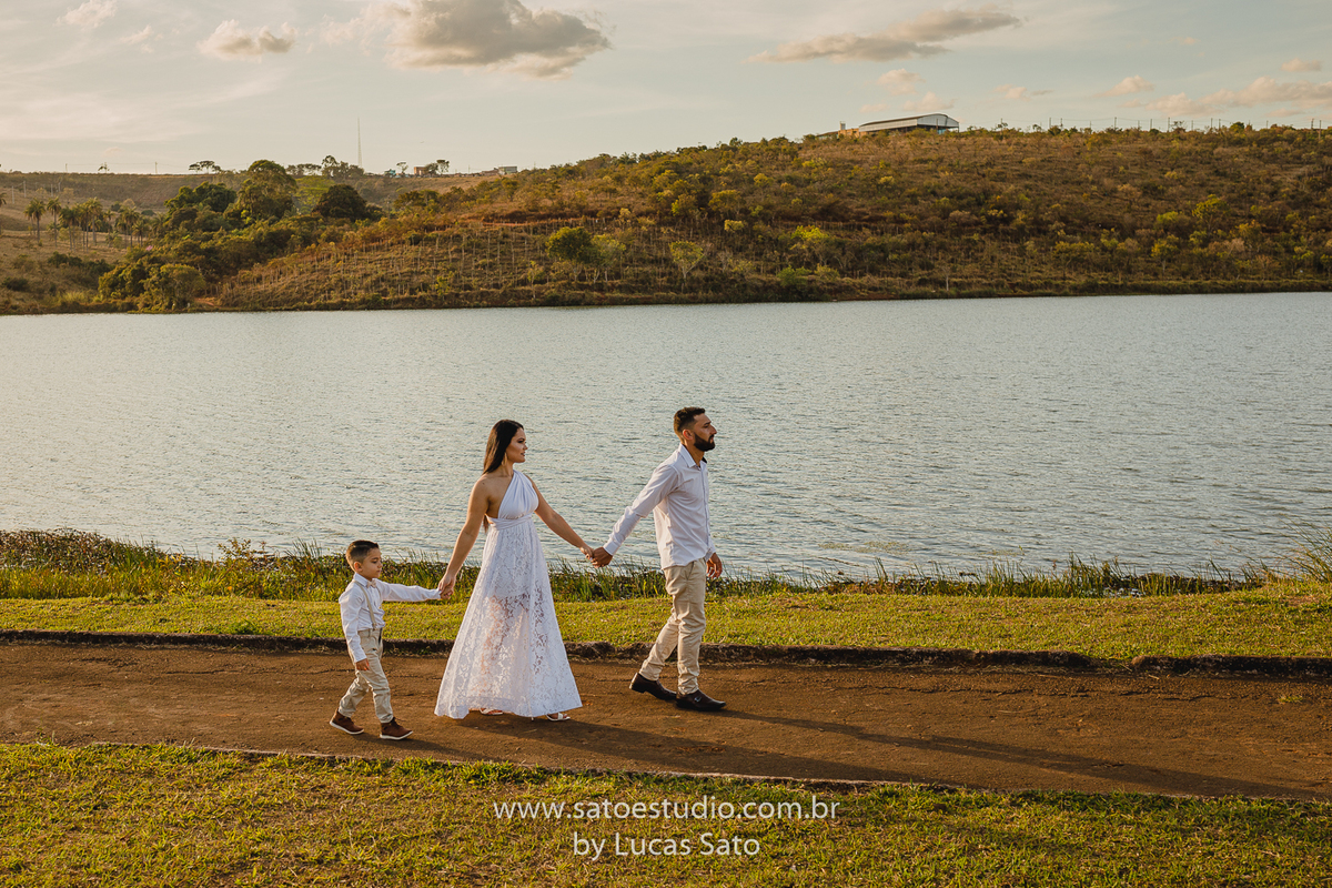 Ensaio fotográfico de família após o casamento civil realizado no município de São Gotardo-MG. Vestido para casamento civil.