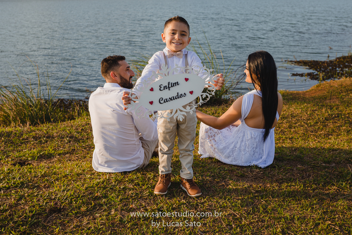 Miguel segurando a placa de Enfim casados no ensaio de casal da Maiara e Dione realizado na cidade de São Gotardo-MG
