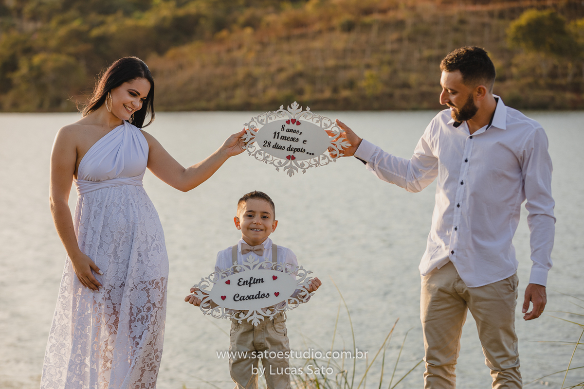 Ensaio de casal com vestido para noivas. Ensaio de família realizado na cidade de São Gotardo-MG.
