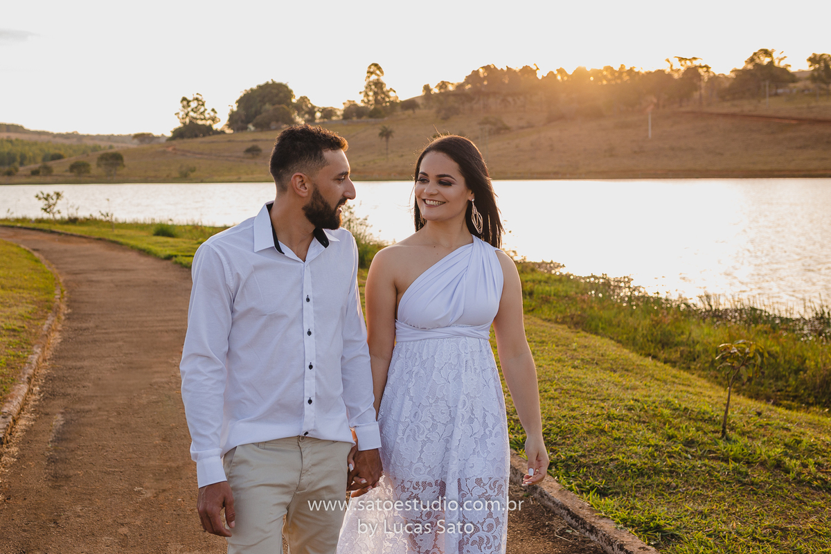 Ensaio de casal e vestido branco para ensaio namorando realizado na cidade de São Gotardo-MG.