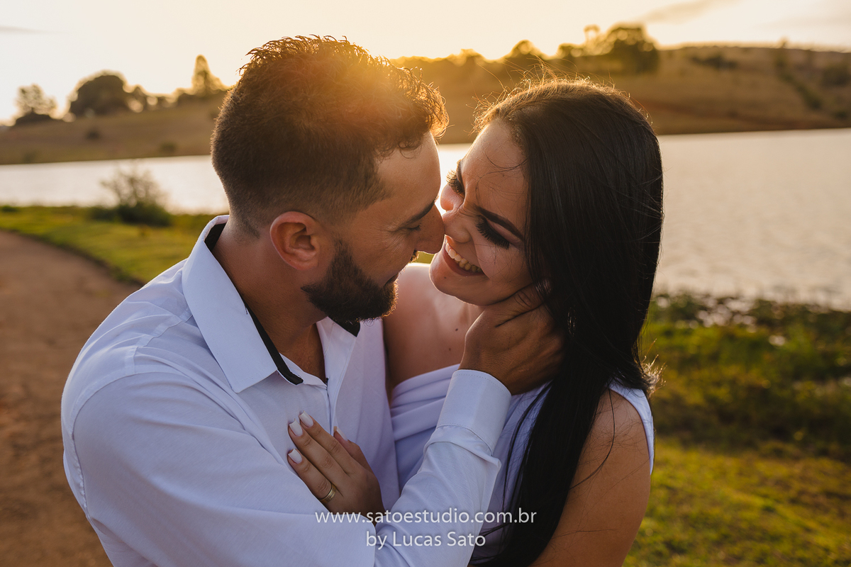 Olhar apaixonante e conexão no ensaio de namorados. Foto de casal realizado na cidade de São Gotardo-MG