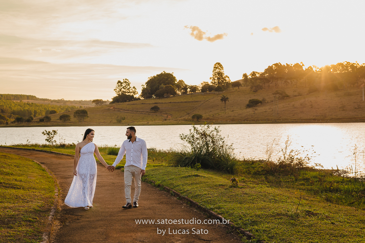 Foto de casal no final da tarde. Foto de casal no pôr do sol realizado na cidade de São Gotardo-MG