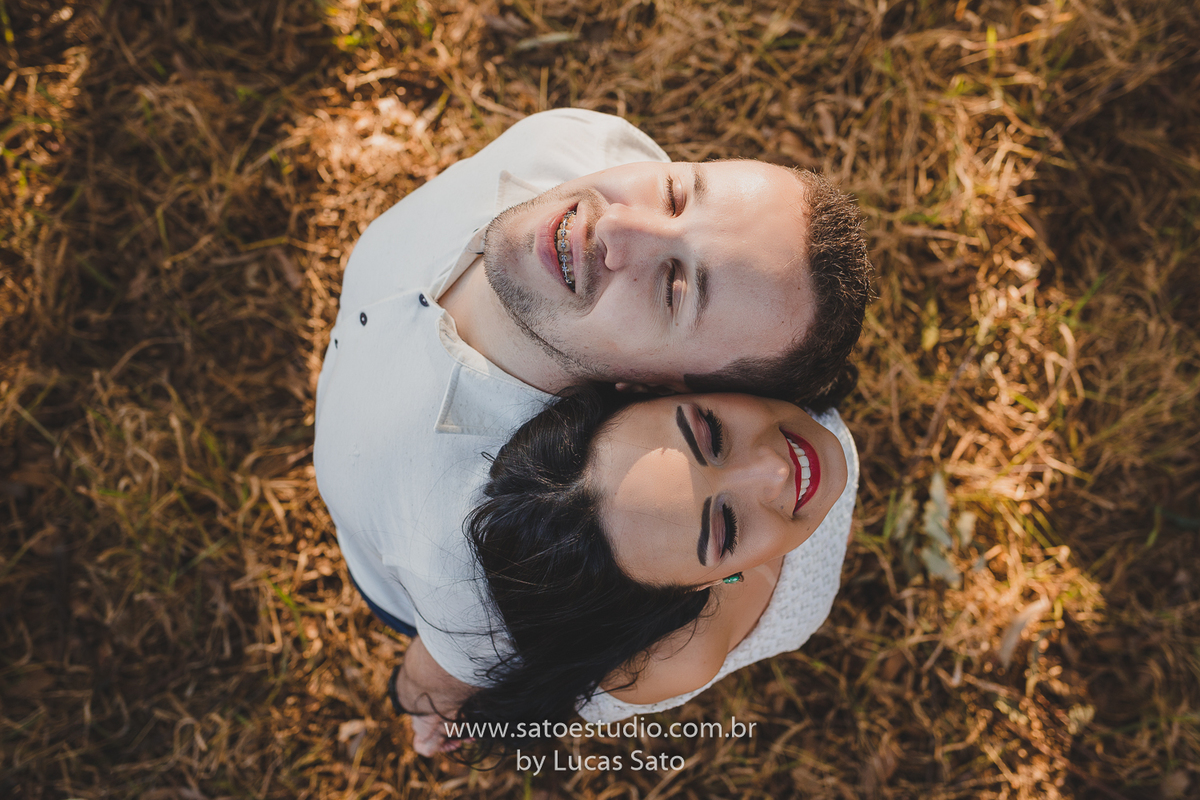 Foto diferente e linda para ensaio de pré casamento realizado na cidade de São Gotardo-MG, região de São Gotardo-MG.