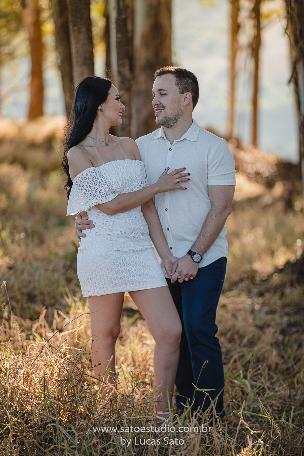 Vestido branco e blusa branca usado no ensaio namorando ou pré wedding.