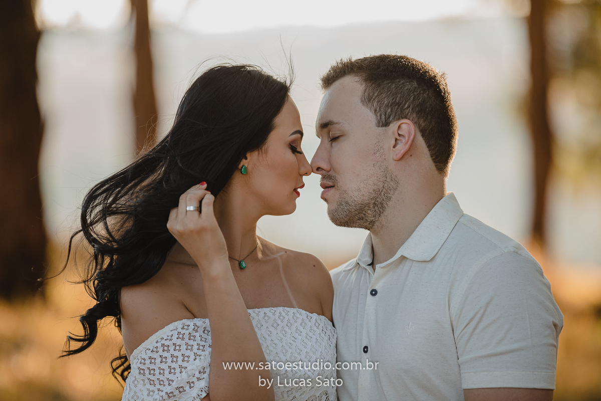 Ensaio romântico com conexão do casal no ensaio pré casamento realizado no município de São Gotardo-MG