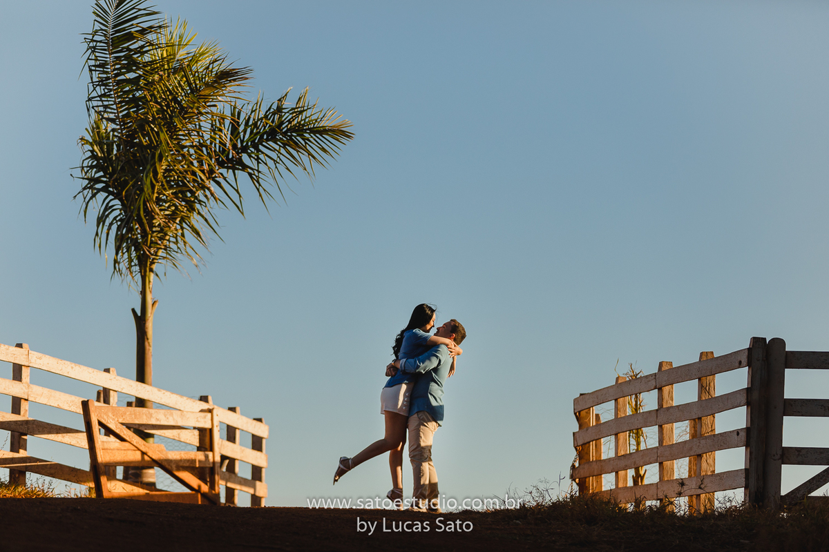 Ela disse sim para o casamento. Ensaio na região de São Gotardo-MG no estilo natureza. Pré casamento do casal Fernanda e Lucas Rocha realizado na cidade de São Gotardo-MG.