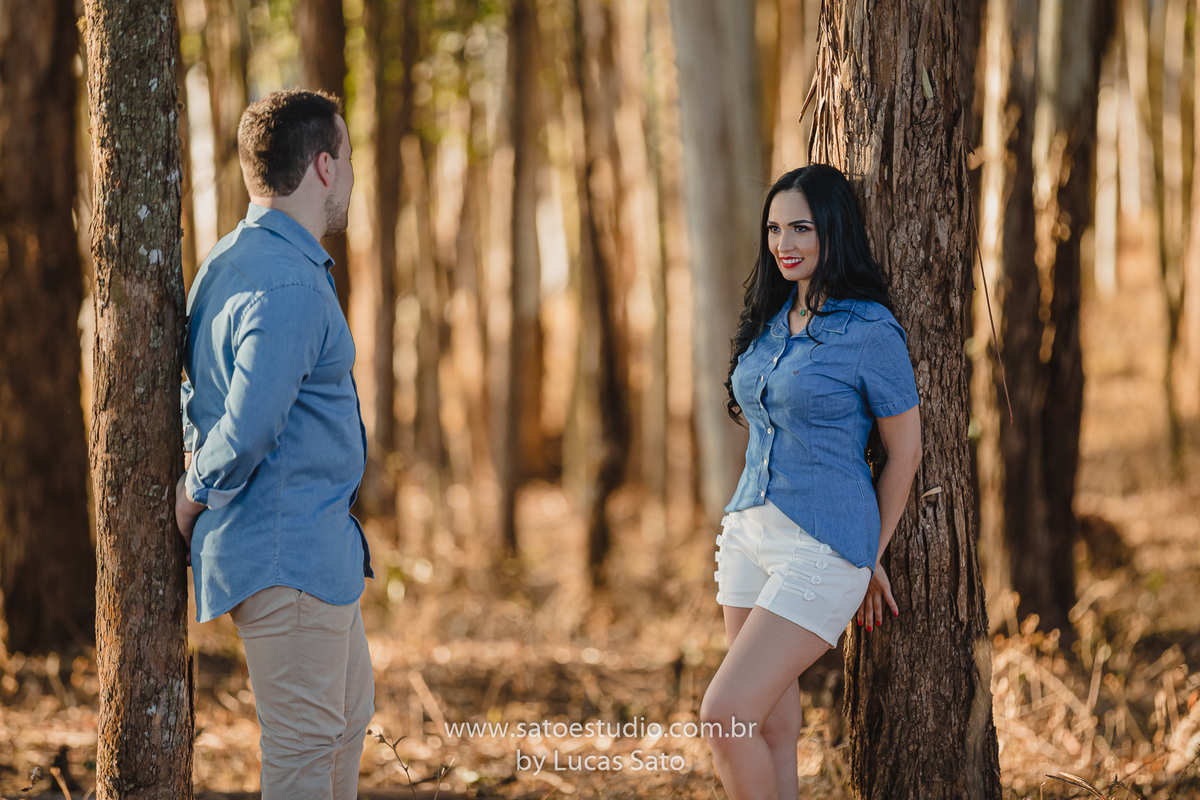 Olhar apaixonante que conecta e fortalece o amor entre o casal no ensaio pré casamento realizado na cidade de São Gotardo-MG.