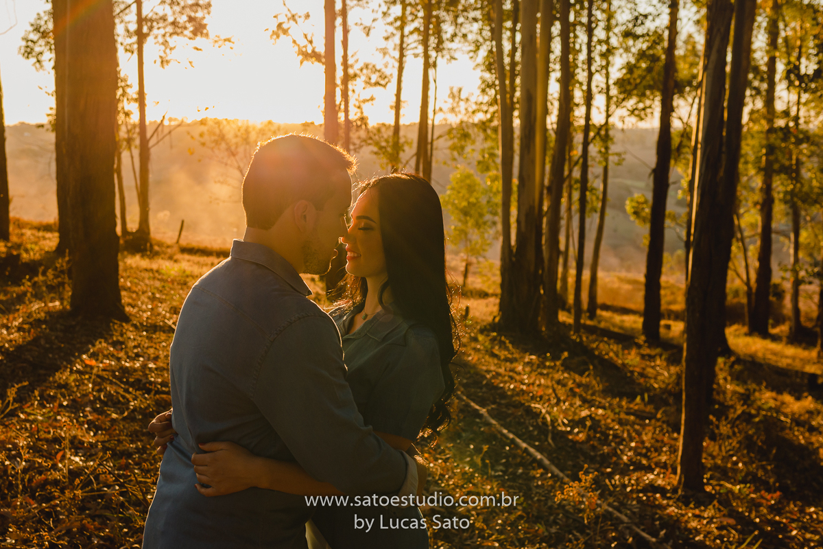Romântico e lindo o casal no ensaio pré casamento sob o pôr do sol em São Gotardo-MG. Fotografia de casamento e ensaio pré casamento