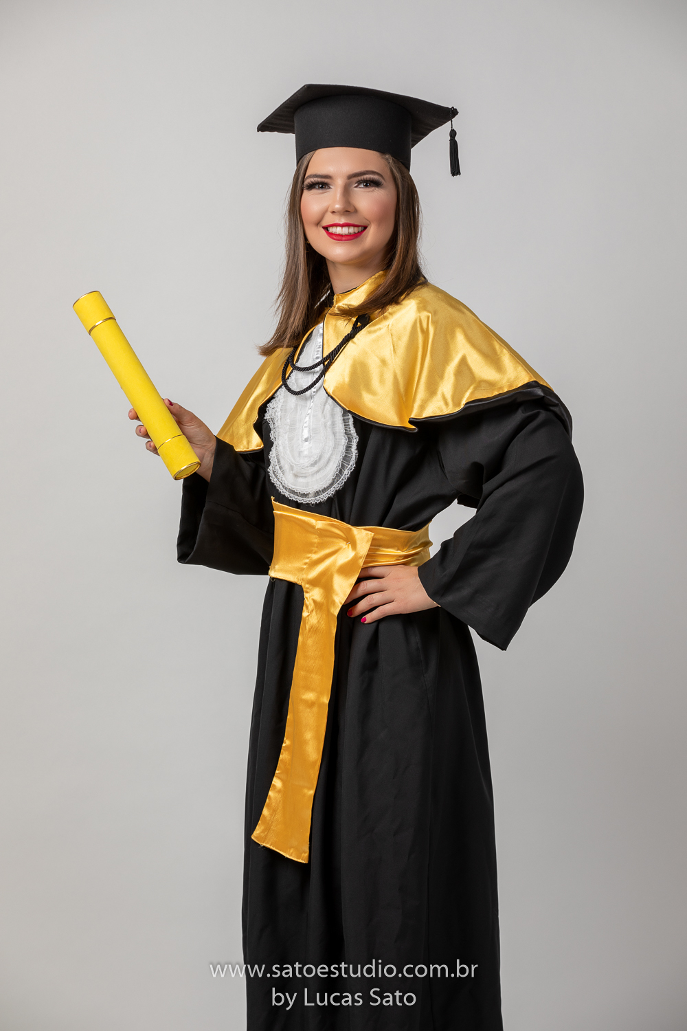 Fotografia de formatura em estúdio.Beca de formatura para ensaio