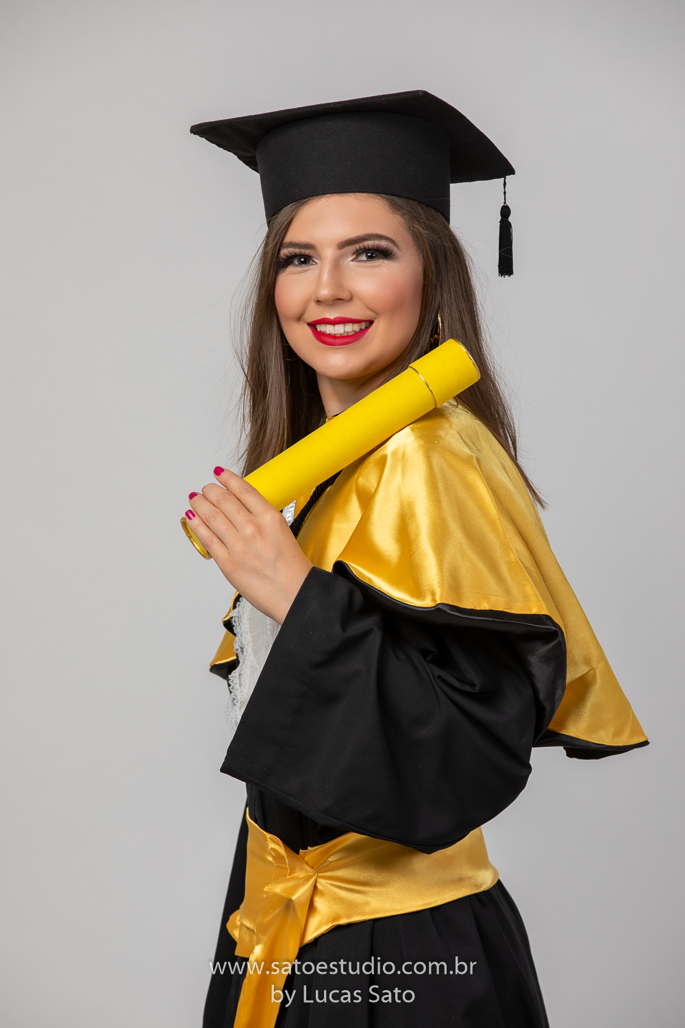 Beca para fotos de formatura em pedagogia e o diploma.