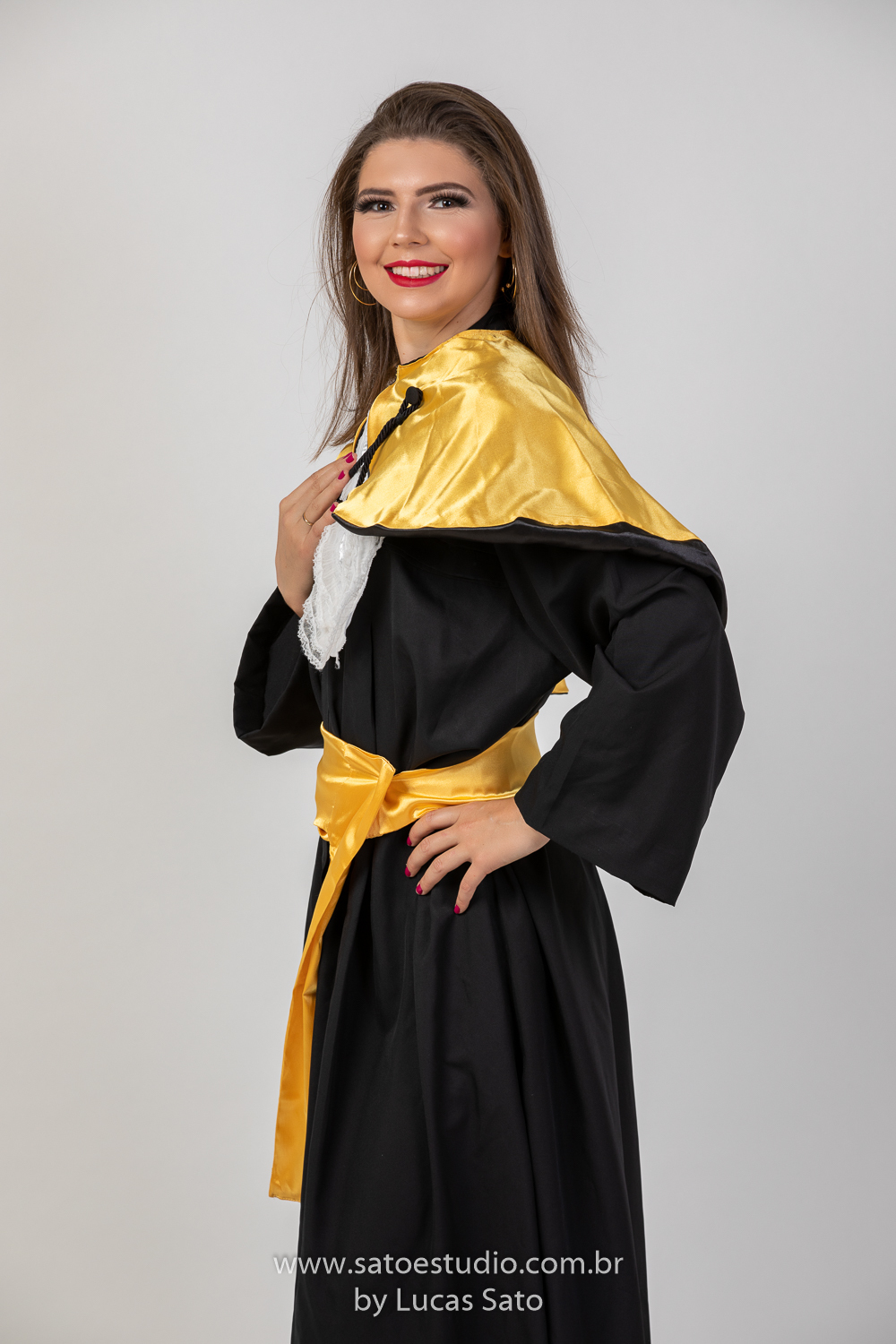 Beca para ensaio no estúdio para formatura da faculdade de pedagogia