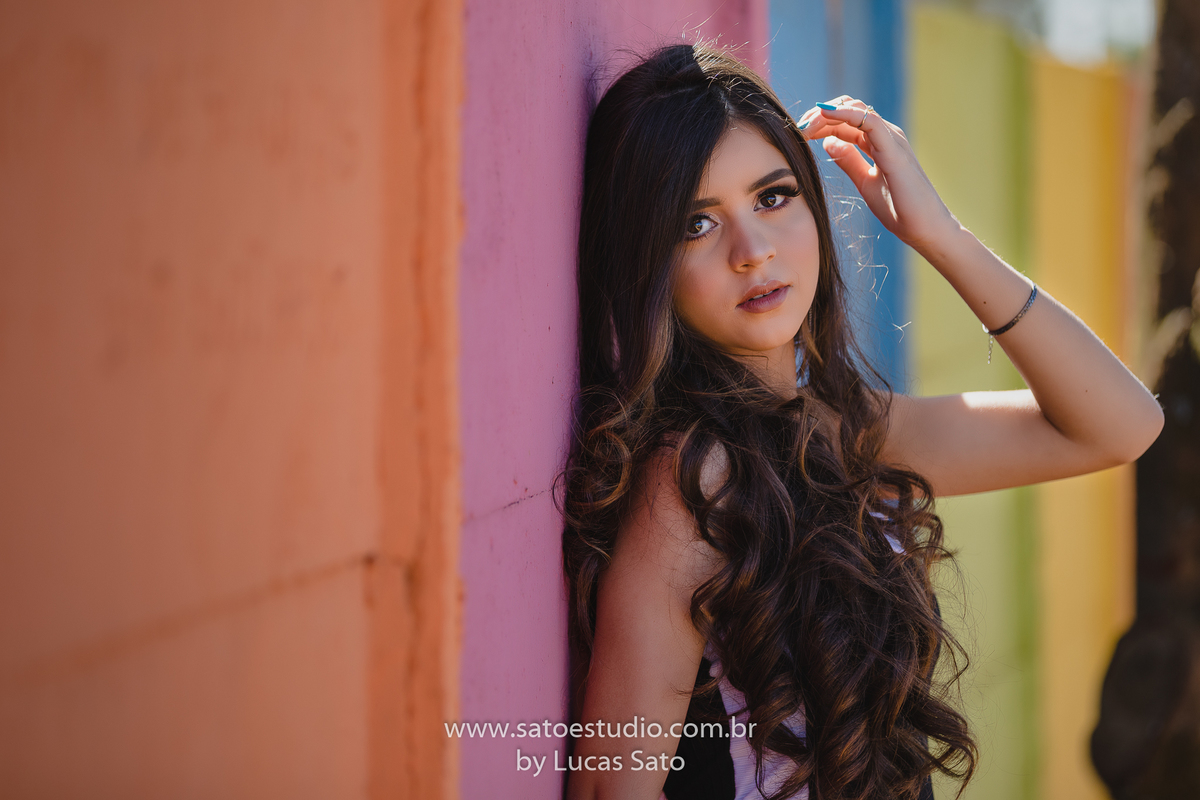 Ensaio estilo tumblr com o fundo colorido, usando o muro da creche da Capelinha de Cima, município de São Gotardo-MG