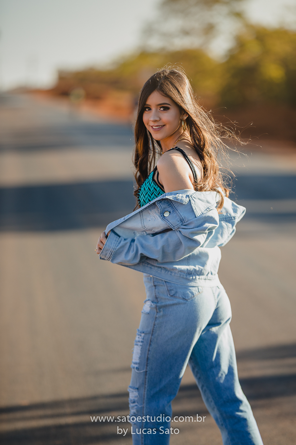 Ensaio 15 anos despojado e realizado no meio do asfalto. Book 15 anos no asfalto localizado na estrada que liga São Gotardo-MG a Capelinha de Cima.