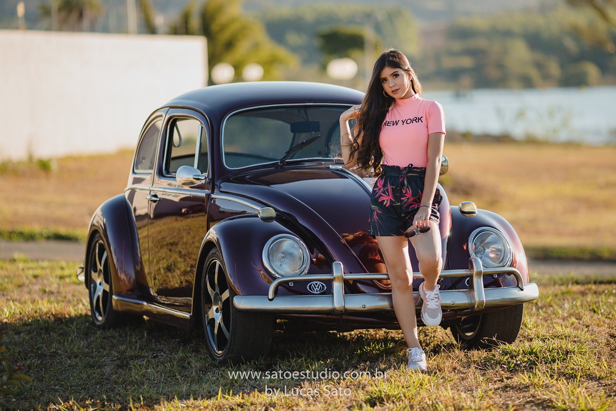 Ensaio 15 anos com fusca vinho. Já imaginou um ensaio com esse lindo fusca vinho? Ensaio  com fusca.