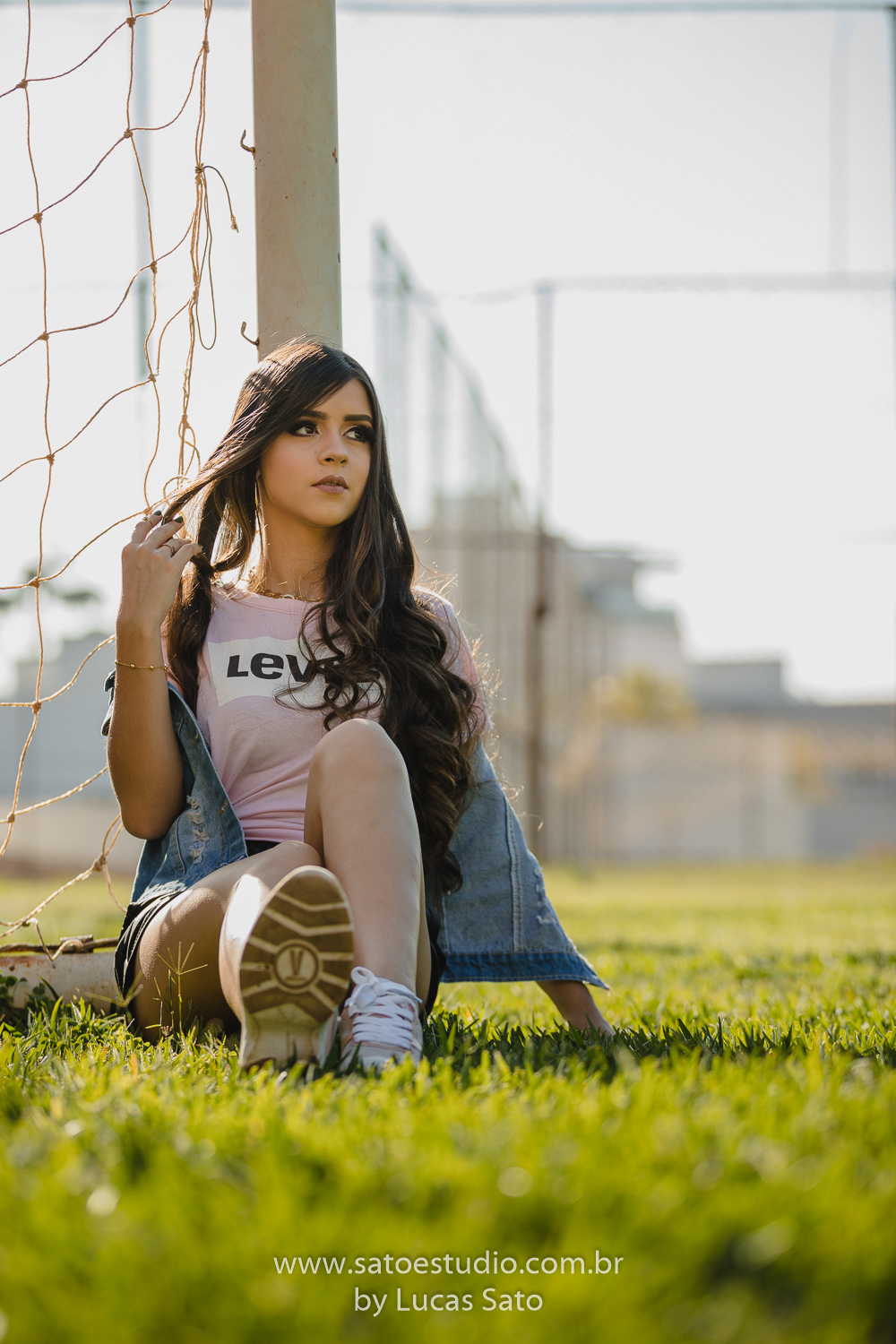 Ensaio tumblr na quadra de futebol do Clube Campestre da cidade de São Gotardo-MG. Ensaio ou book de 15 anos na quadra, estilo tumblr