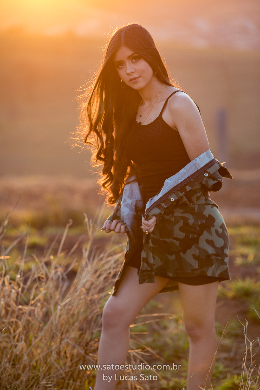 Luz do sol para contornar a beleza do ensaio de 15 anos nas ruas de São Gotardo-MG. Estilo tumbl com um look moderno e bonito para o ensaio de 15 anos.