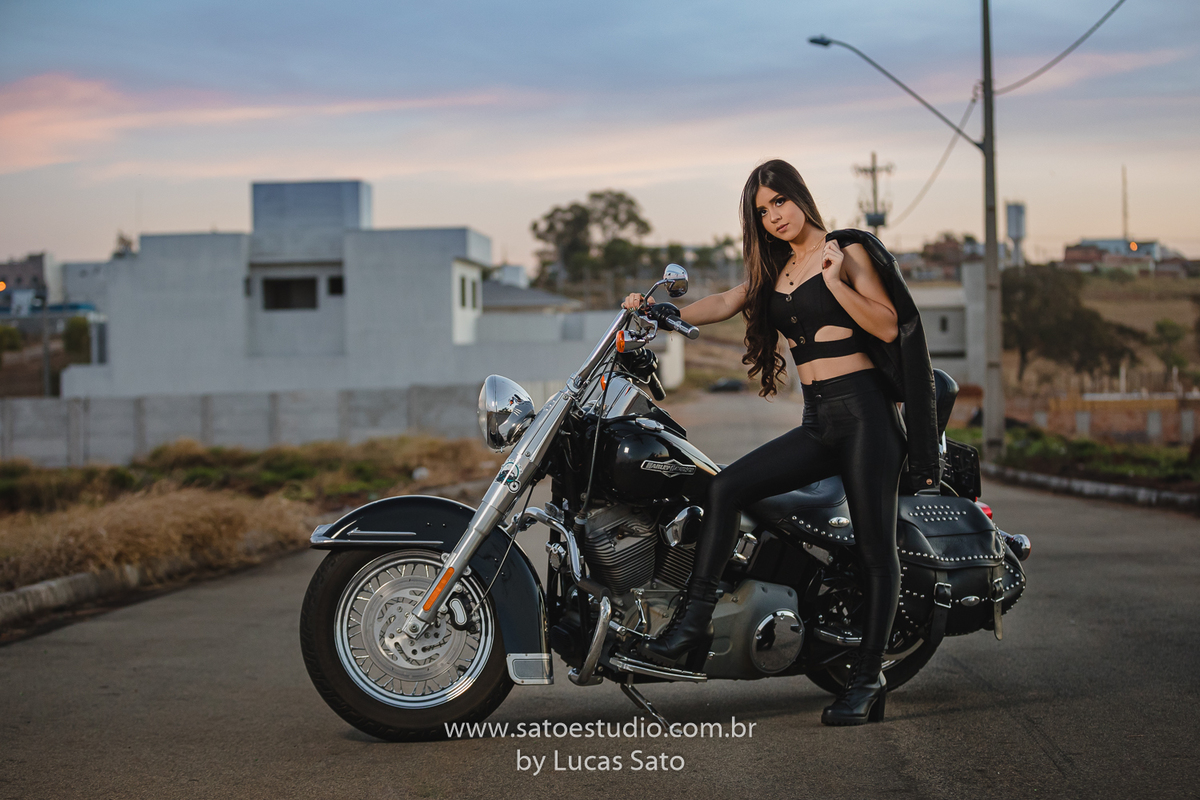 Ensaio 15 anos com moto Harley Davidson localizado no município de São Gotardo-MG. Elegância e estilo contemporâneo no ensaio ou book de 15 anos