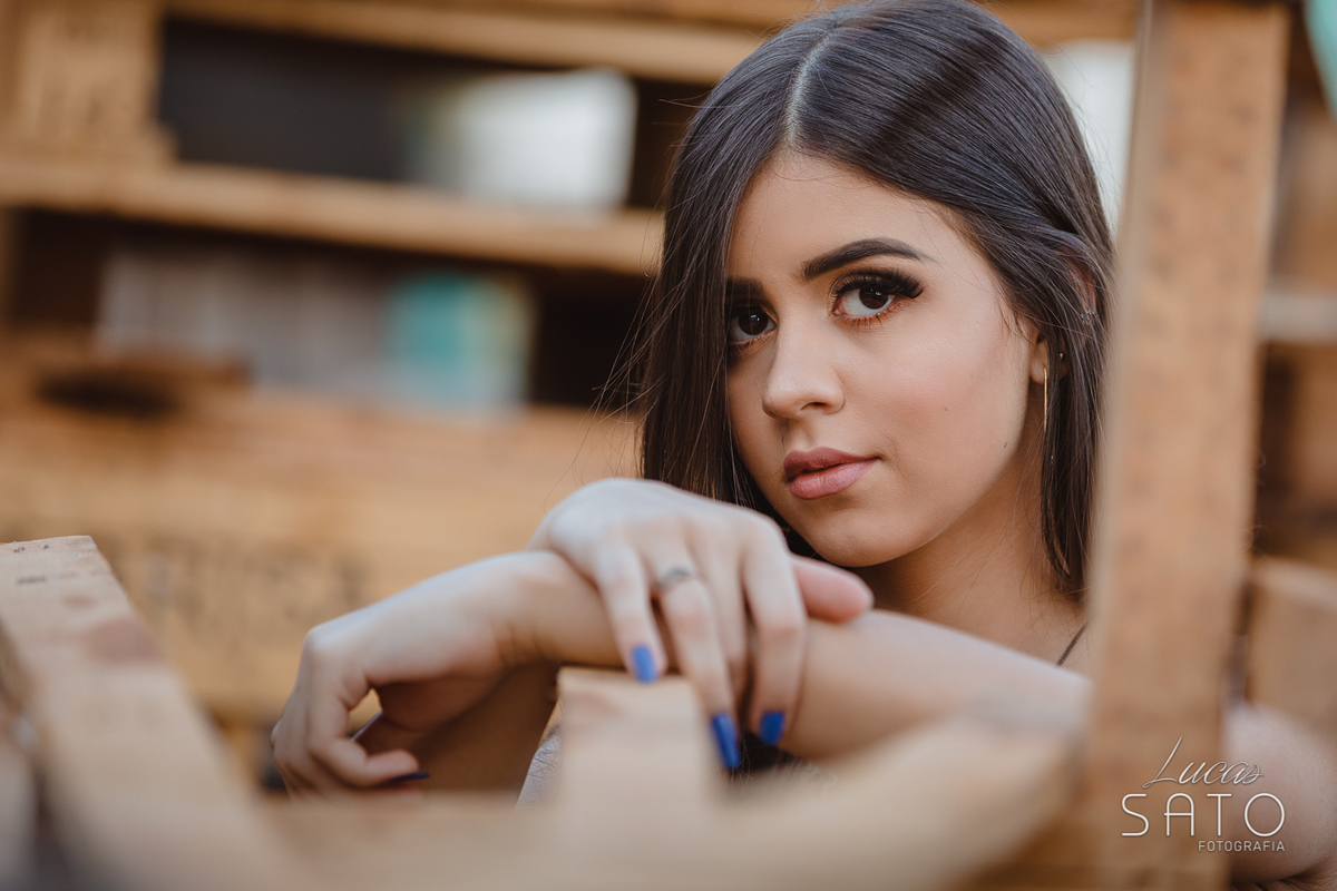 Retrato de 15 anos com close nos olhos. Não poderia faltar um retrato assim demostrando toda a beleza dos olhos da fotografada nesse ensaio book de 15 anos realizado num ferro velho em São Gotardo-MG