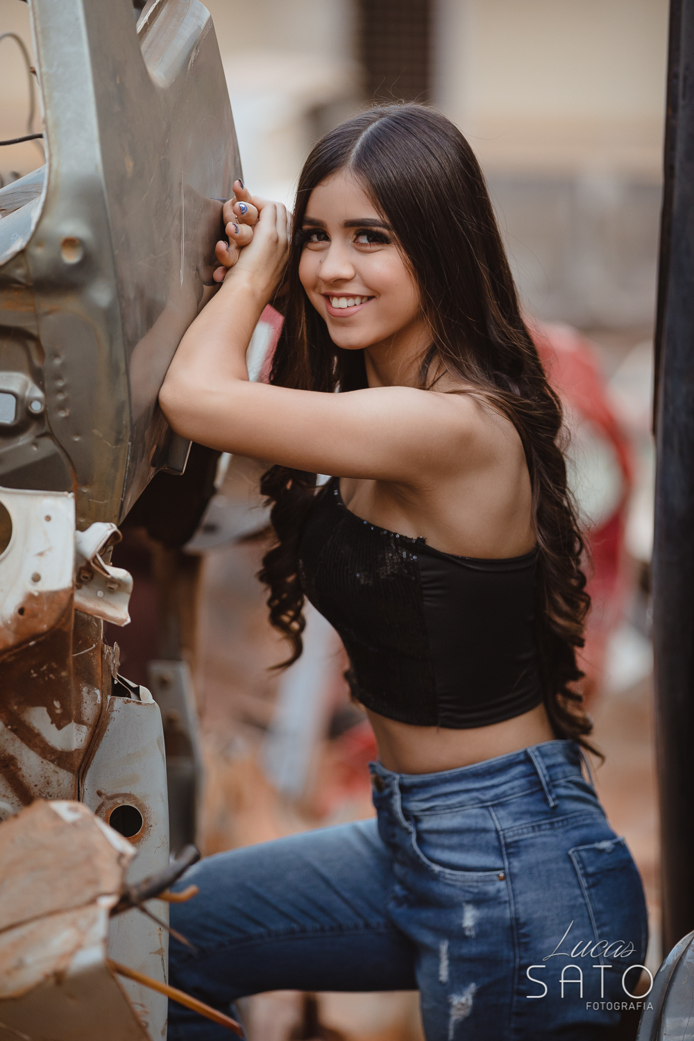 Alegria contagiante no ensaio de 15 anos realizado no ferro velho Patureba de São Gotardo-MG. Sorriso espontâneo no book de 15 anos da Mariane.