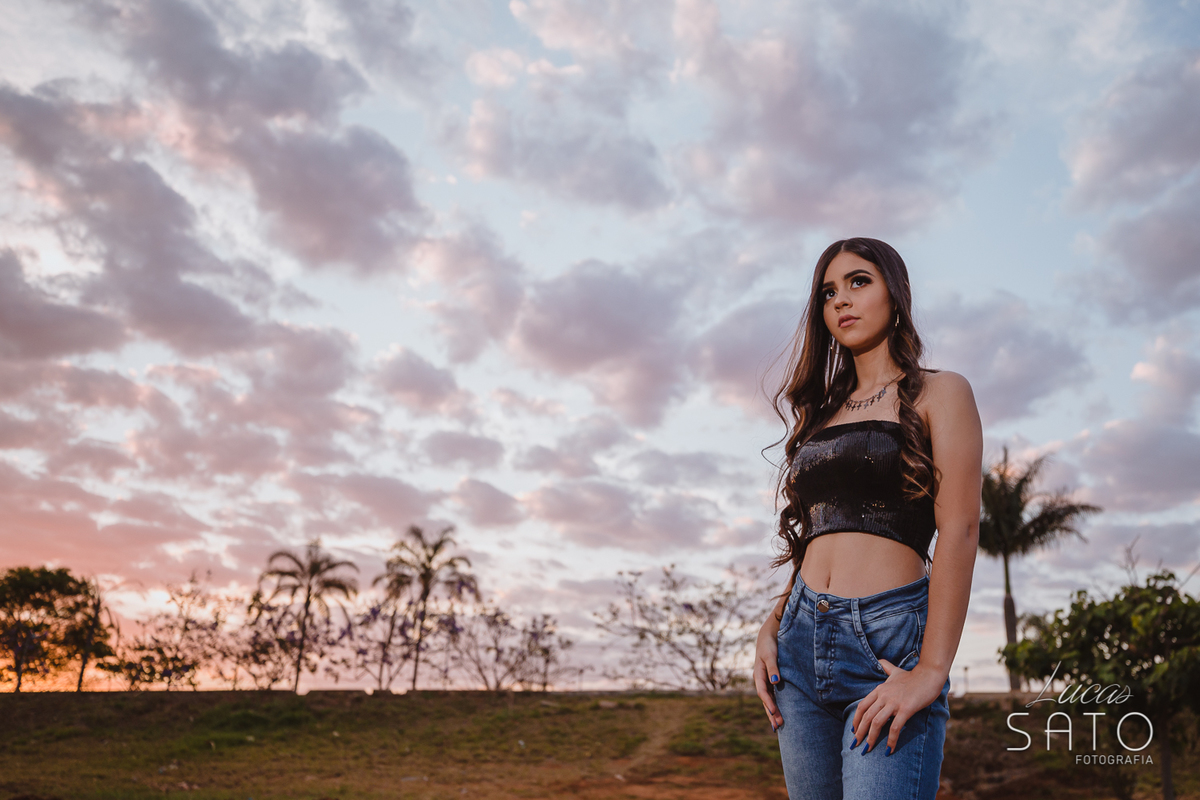 O céu maravilhoso de fundo para o ensaio de 15 anos realizado na cidade de São Gotardo-MG. Book estilo tumblr realizado na cidade de São Gotardo-MG.