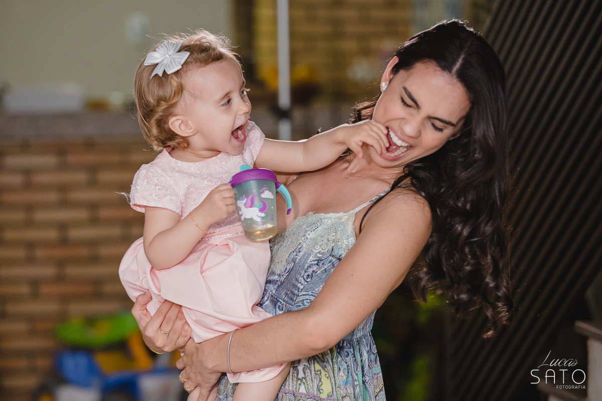 Momento decisivo na festa infantil. Primas brincando na festa infantil