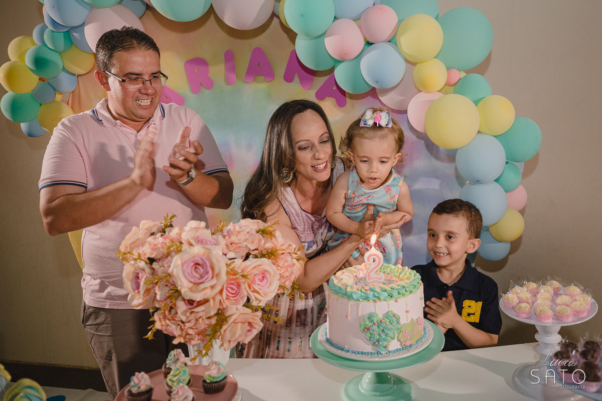 Foto na hora de soprar a velinha, momento decisivo que nao pode falar no aniversário infantil