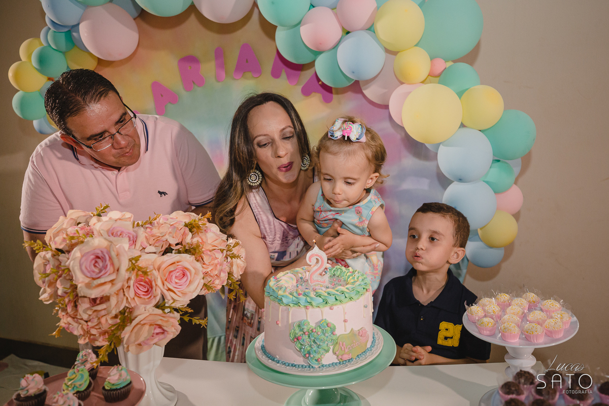 Momento importante, a hora de soprar a velinha ou hora do parabéns. Esse momento não pode faltar na festa de aniversário.
