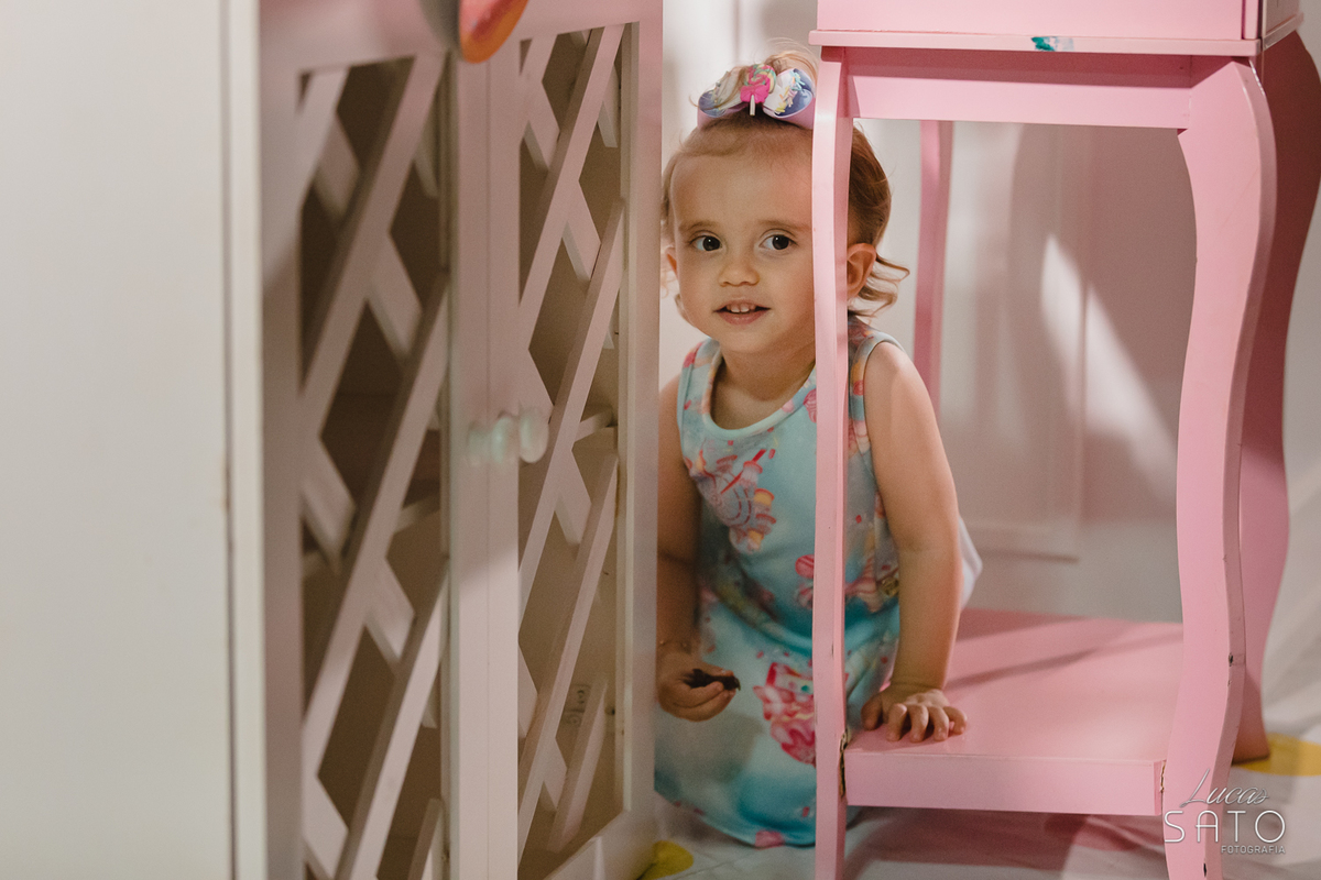 Momento fofo da aniversariante depois do parabéns. Criança se divertindo na festa de aniversário