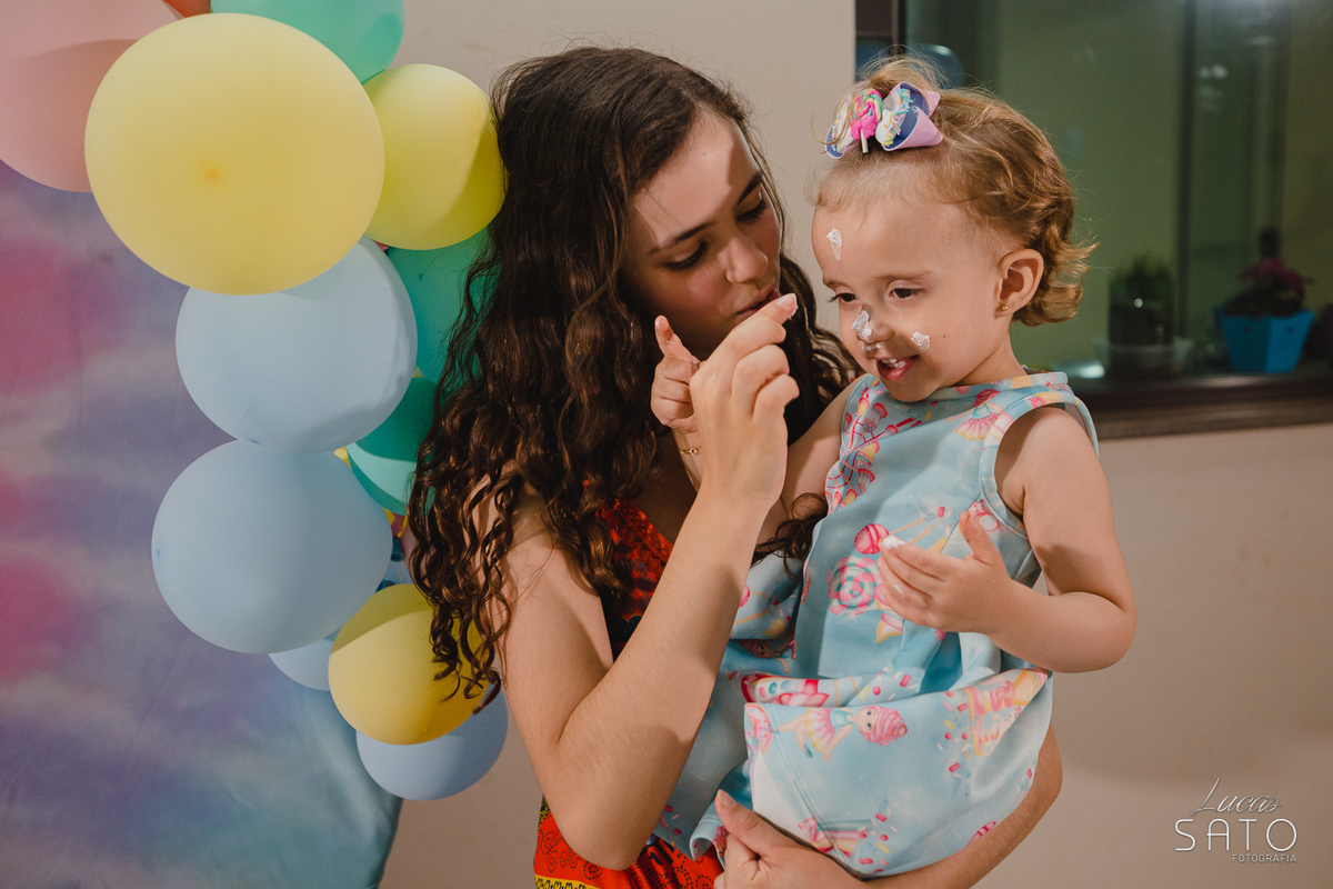Fotografia espontanea de criança na festa.