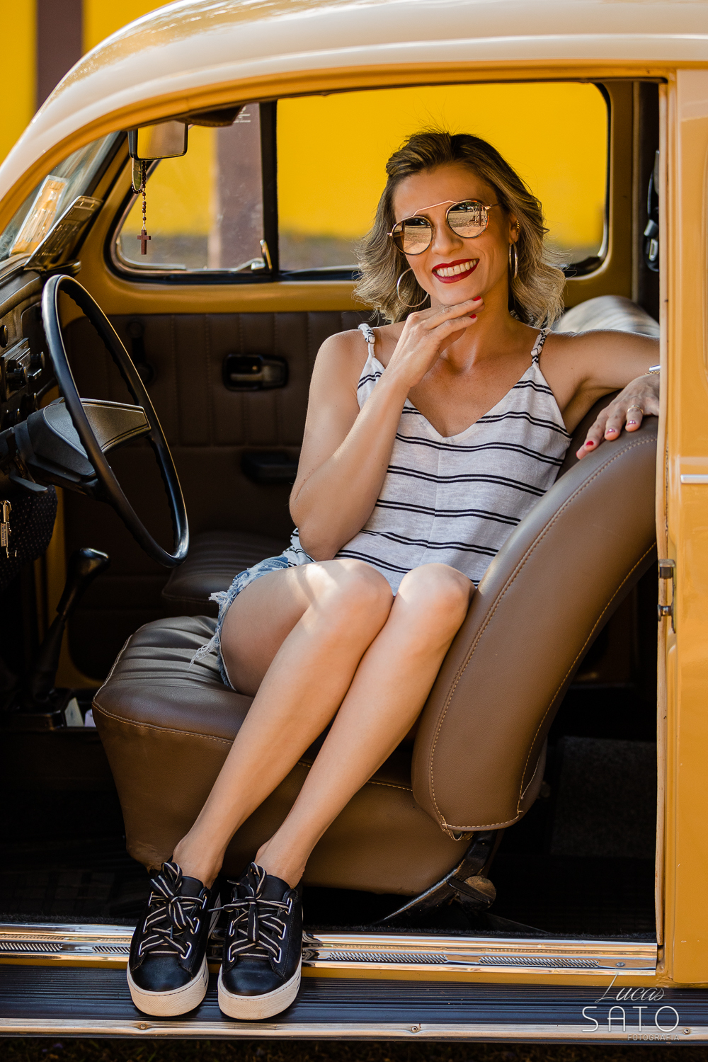 Ensaio vintage com fusca amarelo num sítio. Ensaio fotográfico feminino de 40 anos.