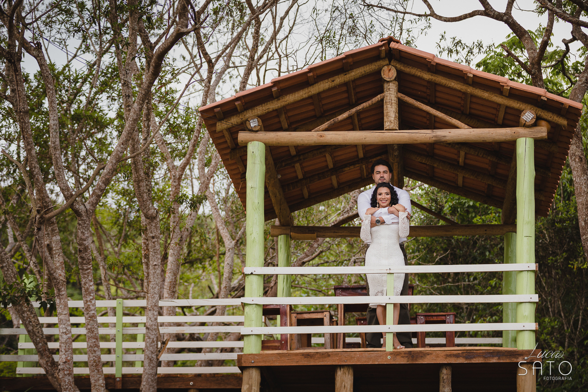Quando o local para o ensaio externo deixa a fotografia de casal ainda mais bonita. Ensaio externo de casal após o casamento civil em São Gotardo-MG