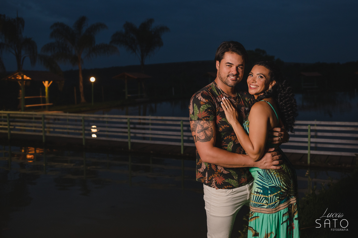 Ensaio externo de casal após o casamento civil em São Gotardo-MG. Ensaio externo realizado no pesque pague Pantanal Mineiro.
