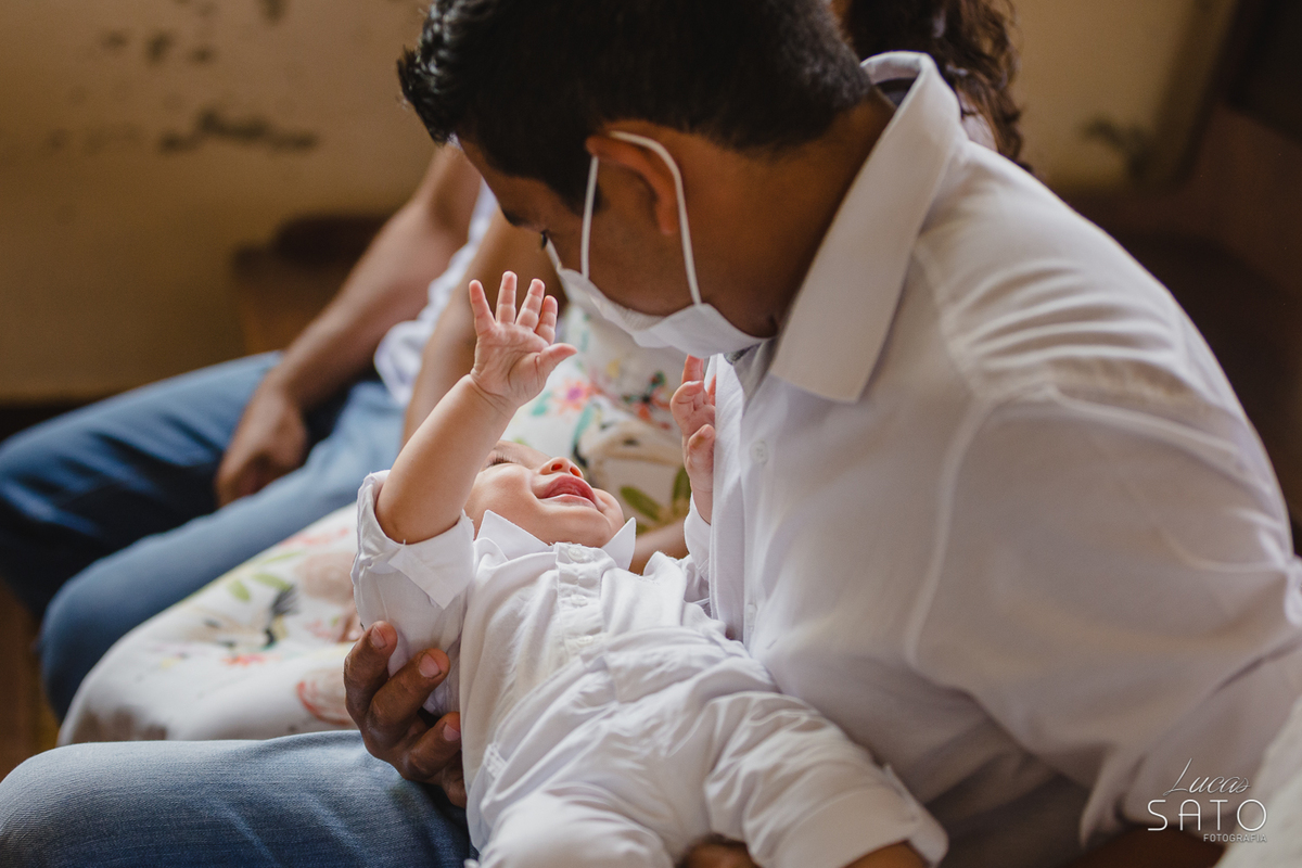 Foto de momento fofo durante o batismo na Igreja Matriz em São Gotardo-MG.