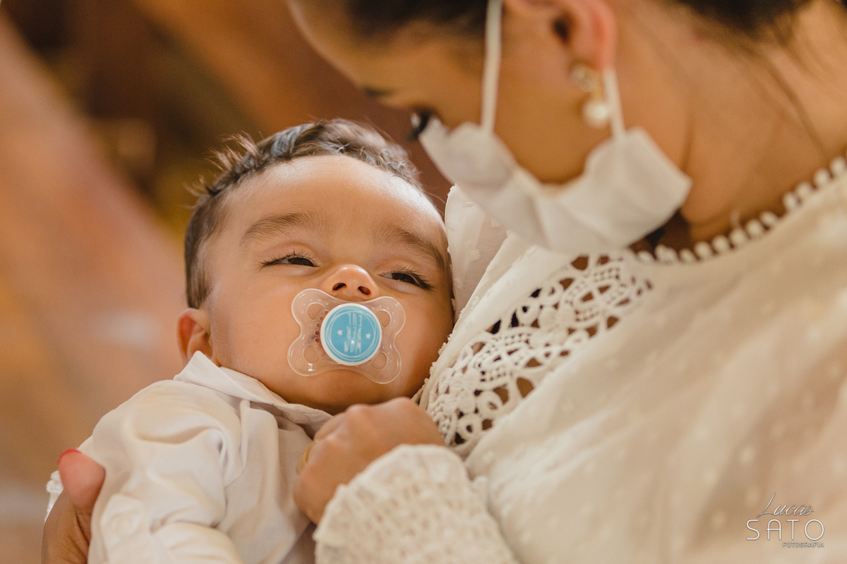 Foto do Miguel durante o batismo na Igreja em Sâo Gotardo-MG