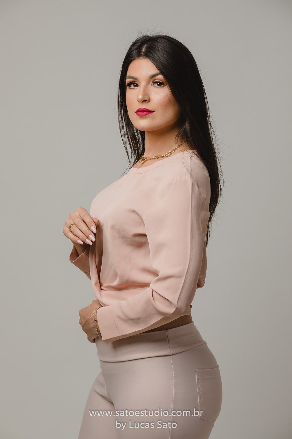 Foto de pose feminina em estúdio