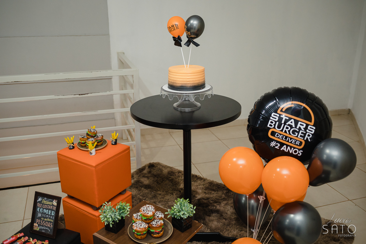 Fotografia de decoração de hamburgueria ou lanchonete localizado em São Gotardo