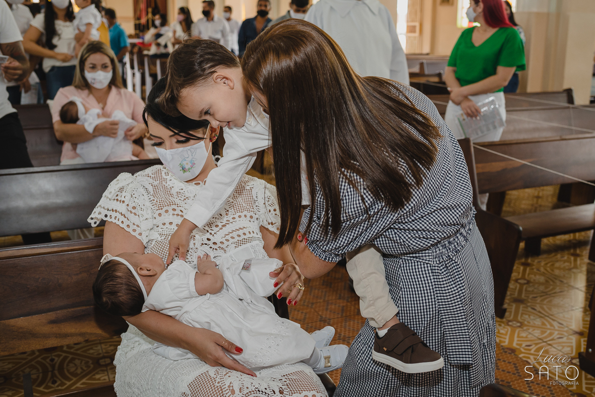 Irmão ungindo a irmã durante o batismo em São Gotardo-MG