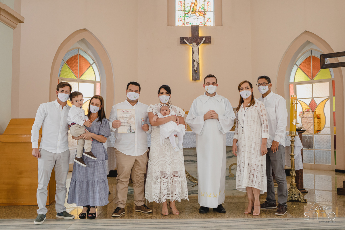 Foto protocolar do batismo com o padre e convidados em São Gotardo-MG