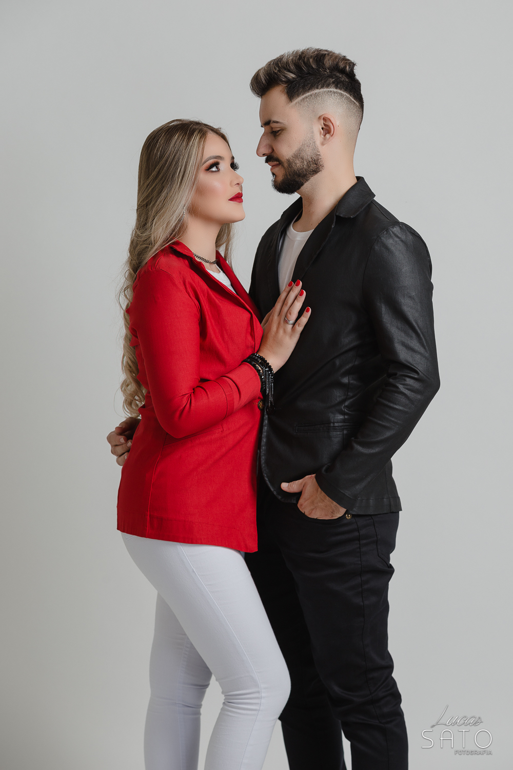 Ensaio fotográfico em estúdio de casal. Foto de casal no estúdio em São Gotardo-MG